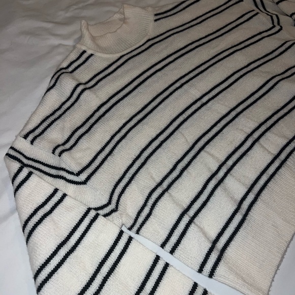 H&M DIVIDED Cream/White and Black Striped Cropped Turtleneck Sweater - Picture 3 of 4